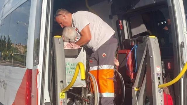 Cruz Roja traslada a los vecinos desalojados de Asín, Luesia y Orés por el incendio en las Cinco Villas