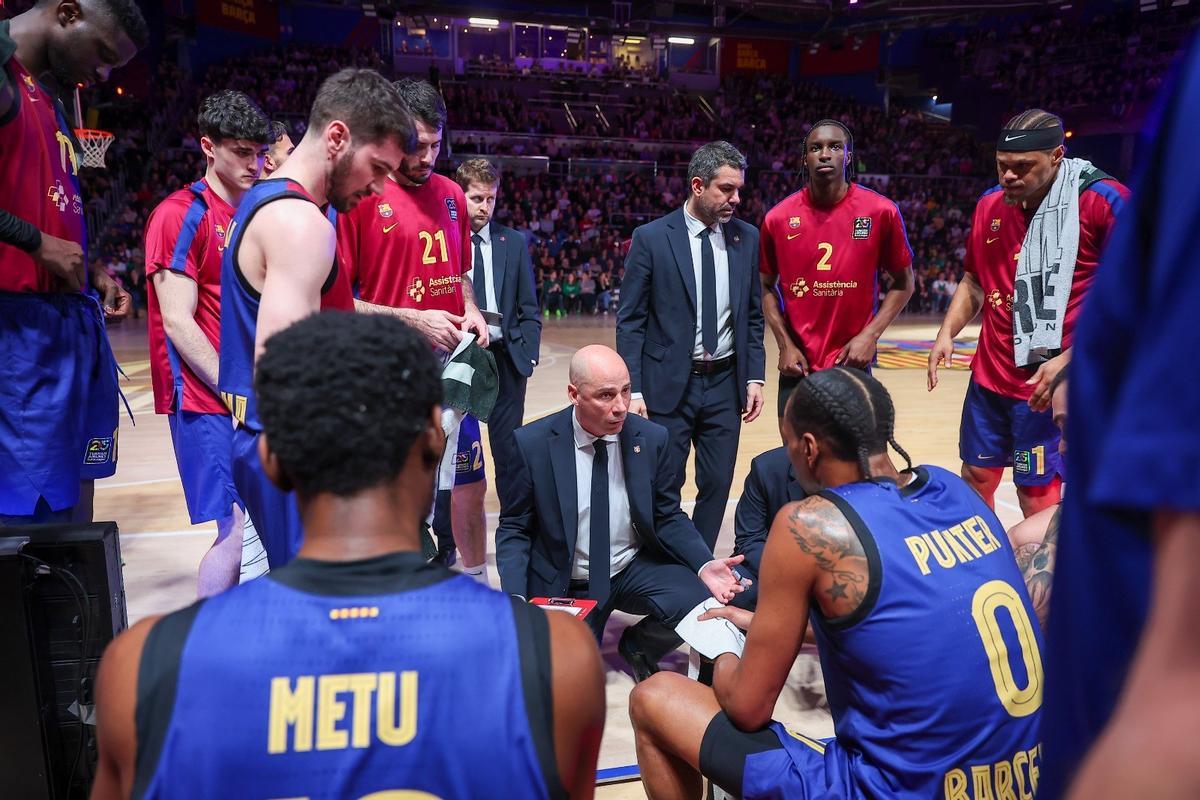 El técnico azulgrana dando instrucciones a sus jugadores durante el encuentro
