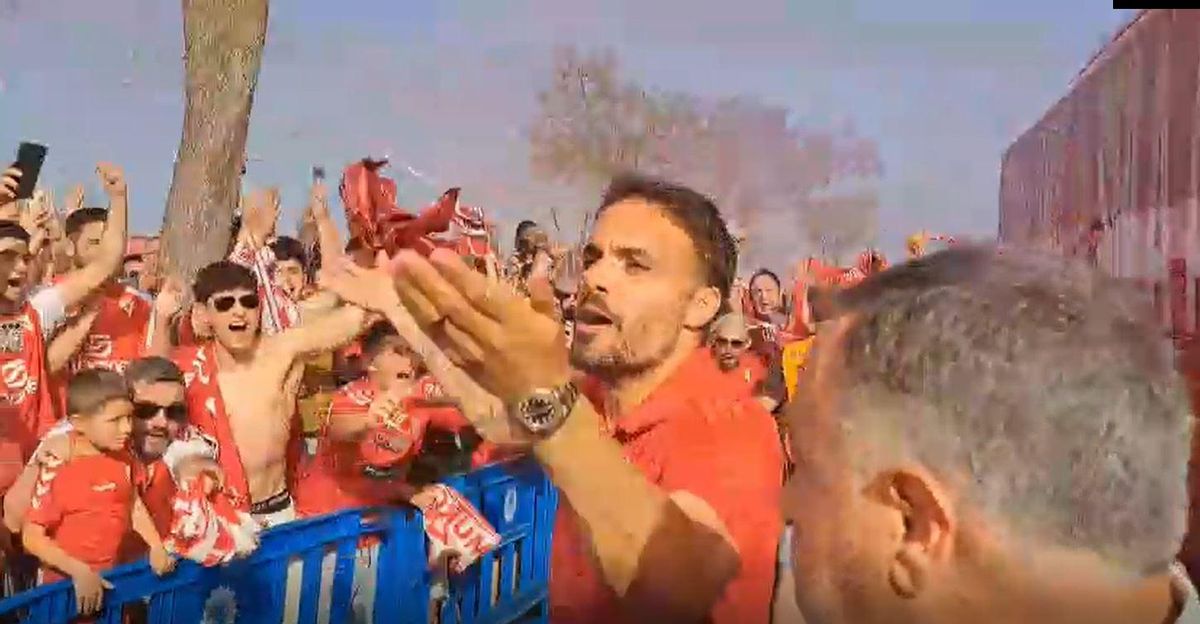 Pedro León se funde con la afición murcianista a la llegada al estadio de los jugadosres del Real Murcia
