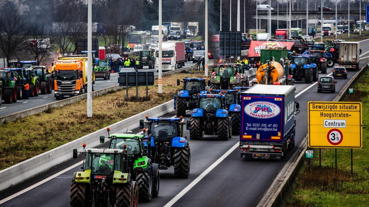 Dutch and Belgian farmers protest at the border