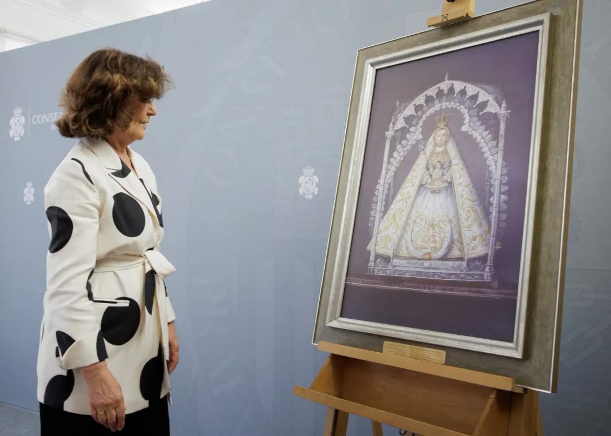 Carmen Calvo observa la reproducción del lienzo decimonónico de María Santísima de la Sierra.