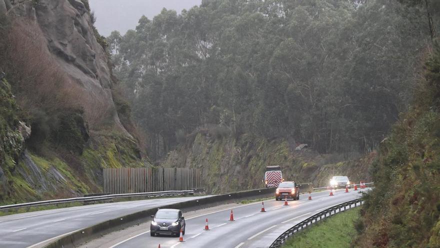 Un desprendimiento de tierra obliga a cortar 2 kilómetros de la AG-57 en Gondomar