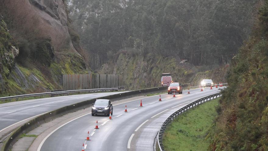 Un desprendimiento de tierra obliga a cortar 2 kilómetros de la AG-57 en Gondomar
