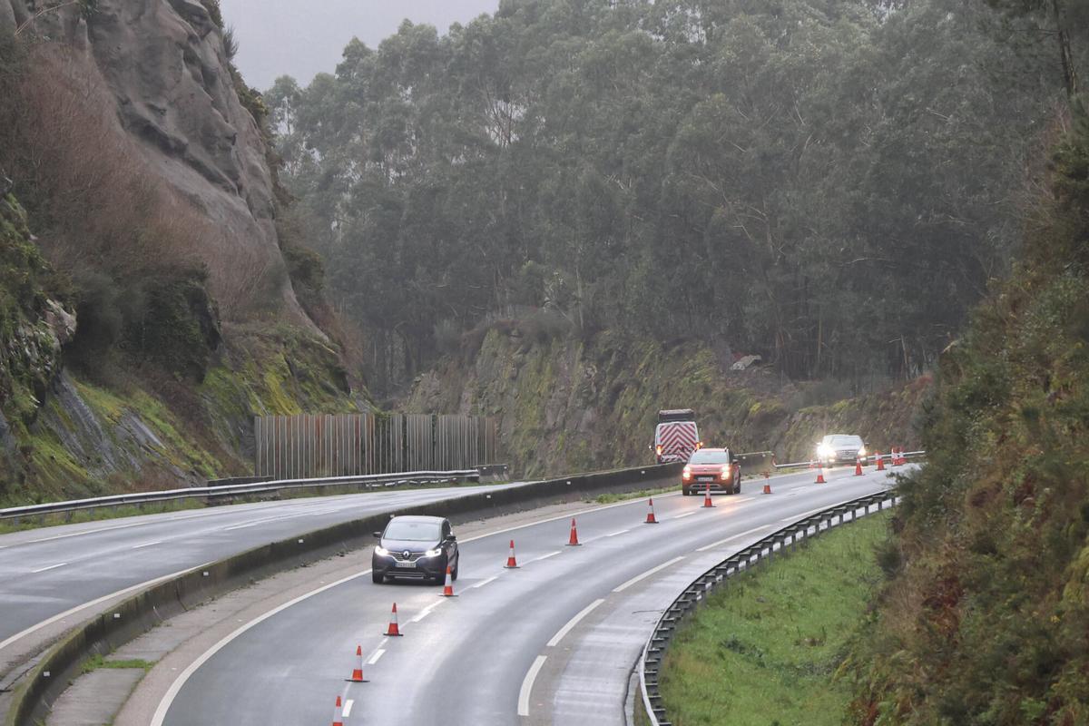 Un desprendimiento de tierra obliga a cortar 2 kilómetros de la AG-57 en Gondomar