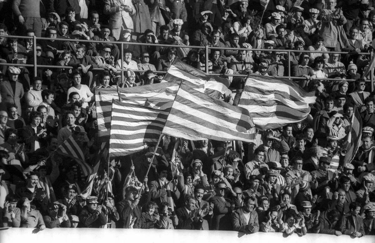 Afición del Atlético en el antiguo estadio de Altabix, en 1974