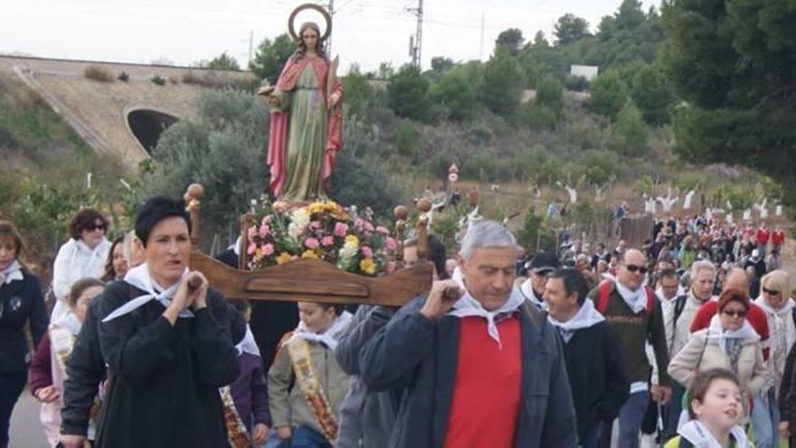 recorrido para todos El ascenso a la ermita es apto para todas las edades por su baja dificultad. Los vecinos acuden a la misma en romería en el mes de febrero. La coveta de Sant Antoni, a la derecha, paso casi obligado para las solteras. f levante-emv