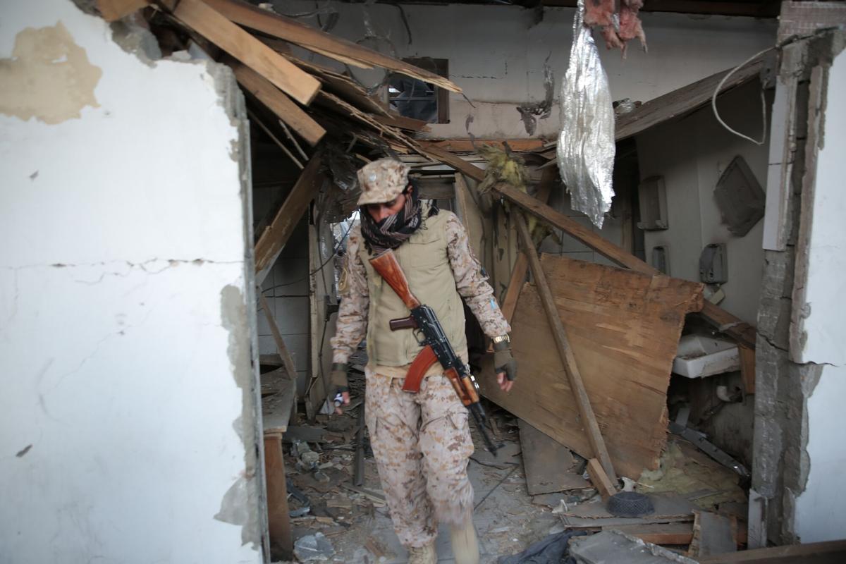 Las víctimas de los presuntos ataques aéreos pakistaníes en Kabul son evacuadas.