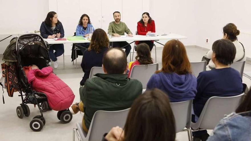 Un momento de la reunión celebrada ayer en la sede vecinal de Nuevo Roces.