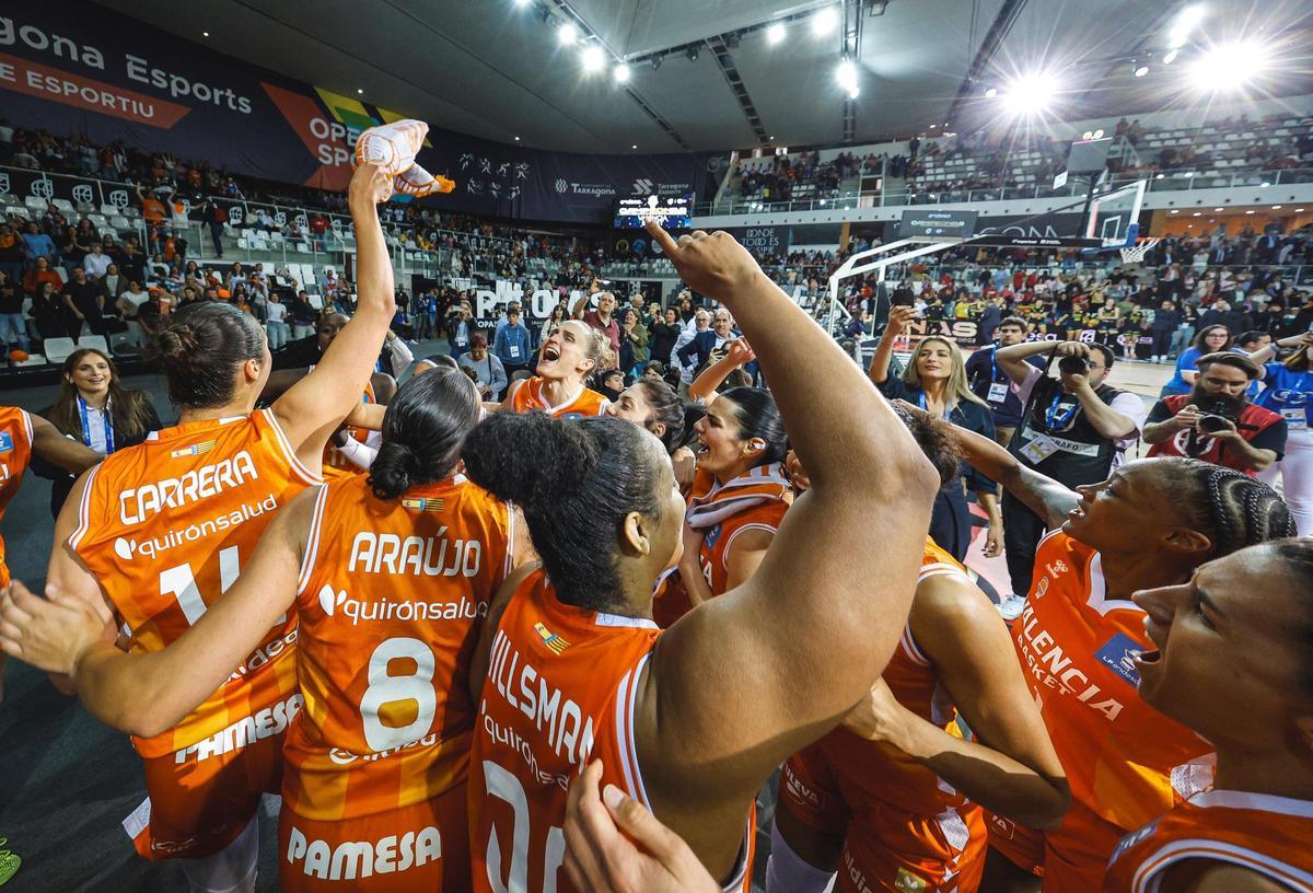 Las jugadoras celebrarán el título de la Copa de la Reina junto a su afición.