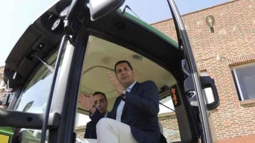 Luciano Huerga y Alberto Castro subidos en un tractor expuesto en Femag.