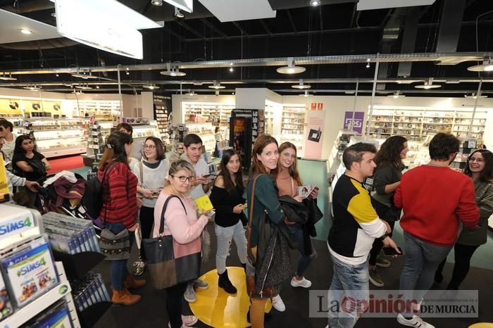 Rozalén, en la firma de discos y libros en FNAC