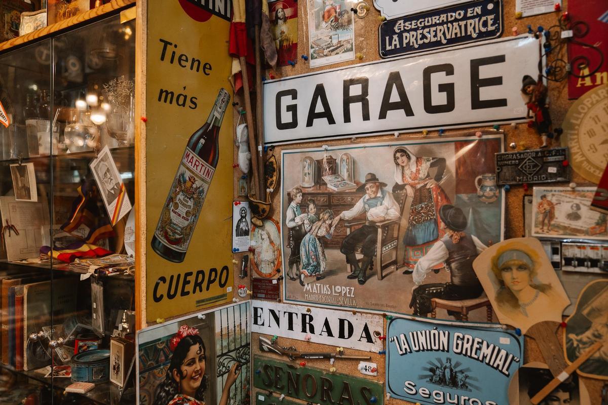 En Casa Postal, Belén Carrasco también atesora carteles, lámparas y figuras.