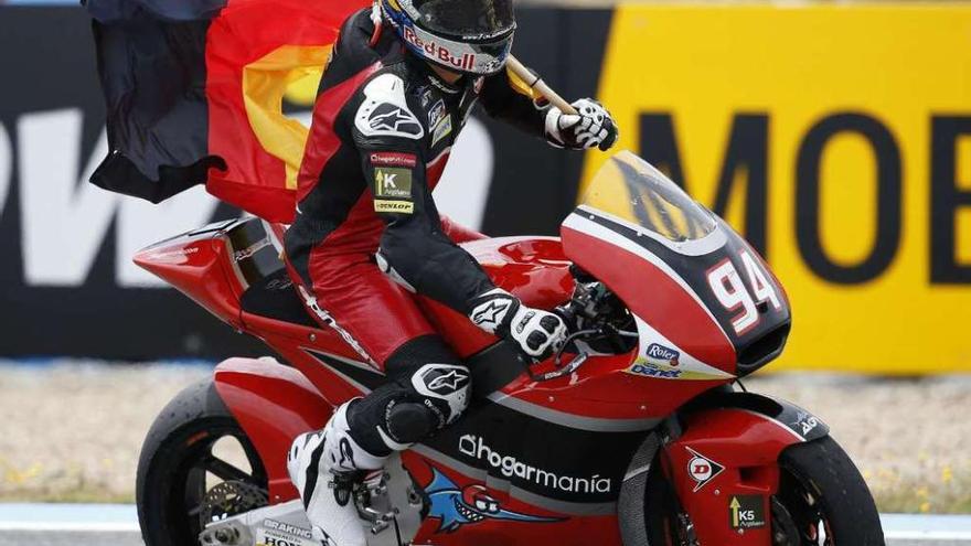 Jonas Folger recorre parte del circuito con la bandera alemana para festejar su triunfo.