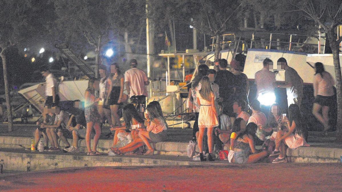 Un botellón en Sant Antoni en una imagen de archivo. | J. A. RIERA