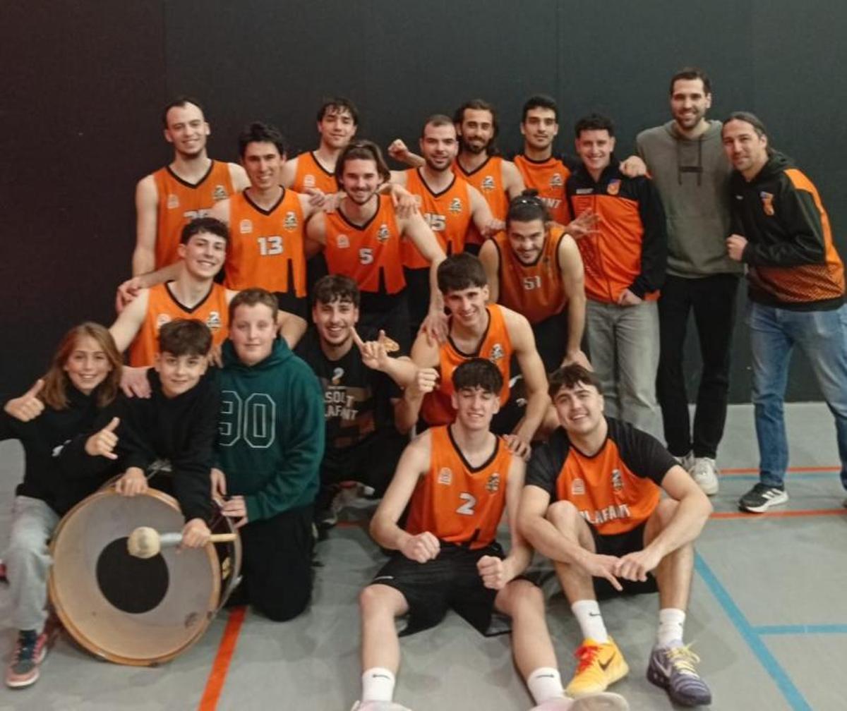 El Bàsquet Vilafant celebra la victòria.