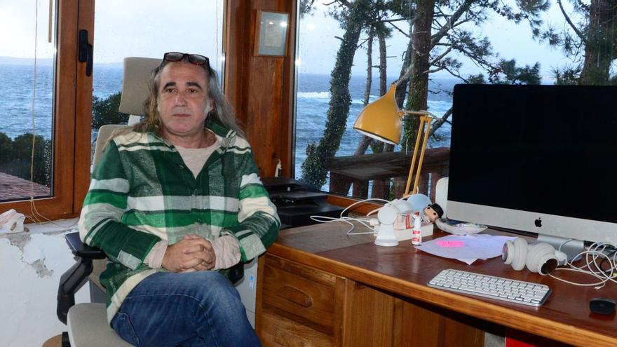 Miguel Barros, en su casa
en Cabo Udra, Bueu,
donde escribió el guion
del filme. // Gonzalo Núñez