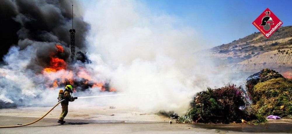 El fuego se ha declarado en la zona de residuos voluminosos y ha generado una gran columna de humo negro visible desde buena parte de la comarca.