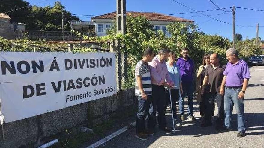 Los afectados durante su encuentro con los miembros del BNG, ayer.