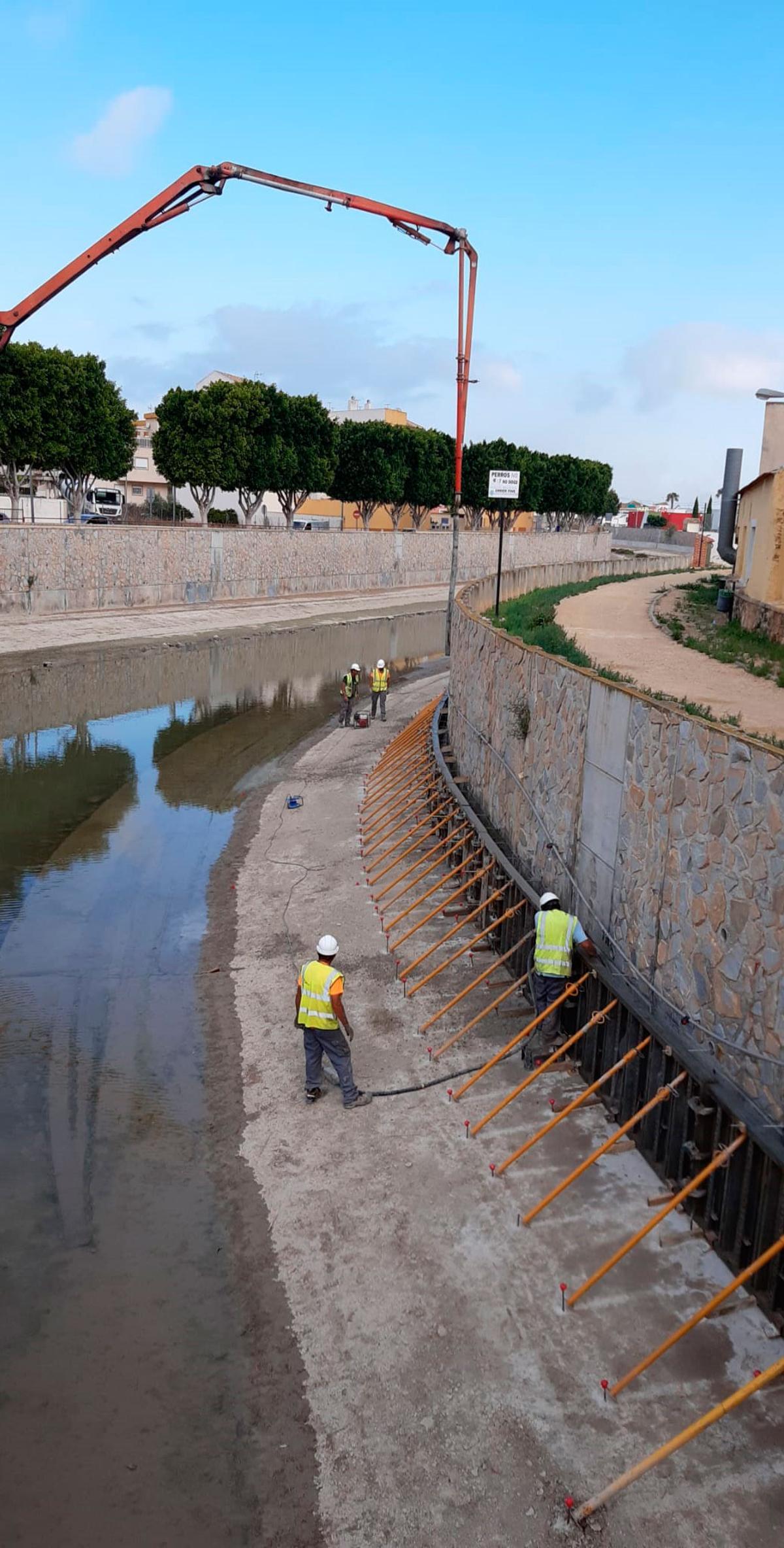 Hormigonado de refuerzo en la parte baja del muro, Rojales.