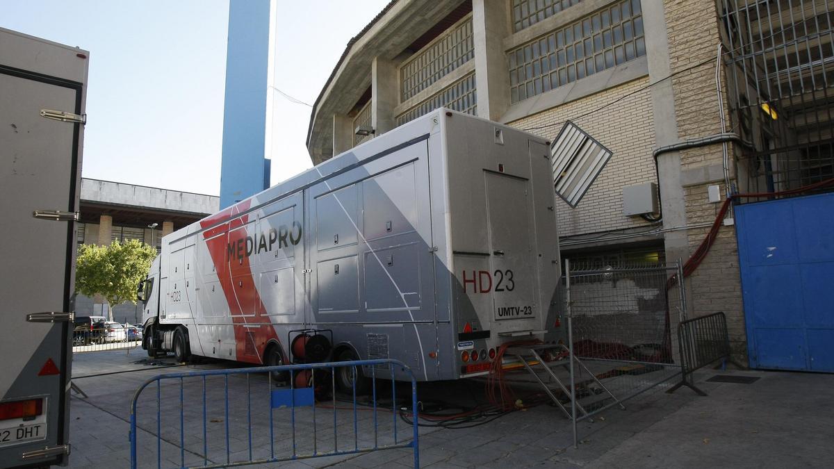 Un camión de Mediapro en La Romareda antes de un partido.