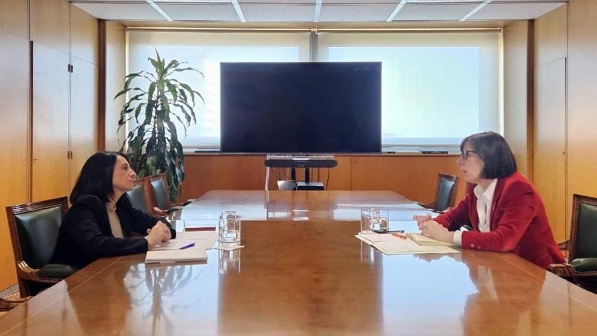 Rebeca Torró y Nieves Roqueñí, reunidas este miércoles en Madrid, en la sede del Ministerio.