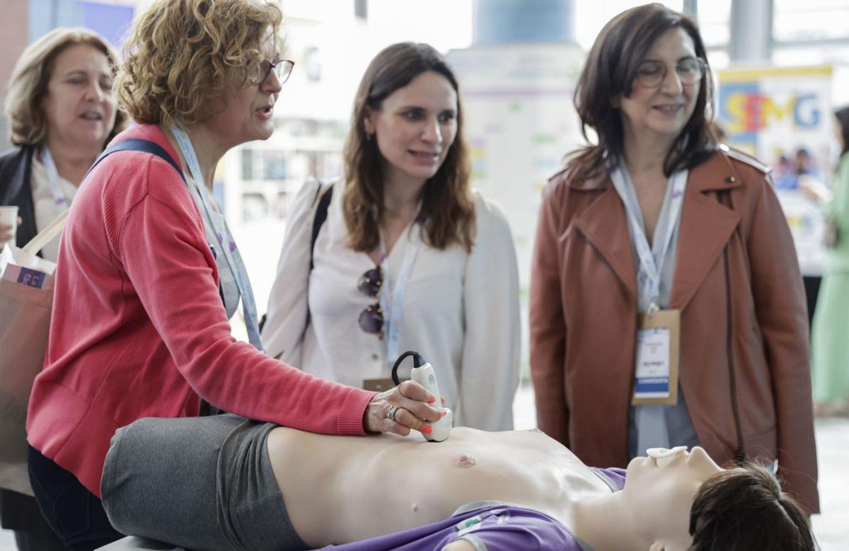 Asistentes al 30º Congreso Nacional de Medicina General y de Familia realizan una simulación, ayer, en el Palacio de Exposiciones y Congresos de A Coruña (Palexco).