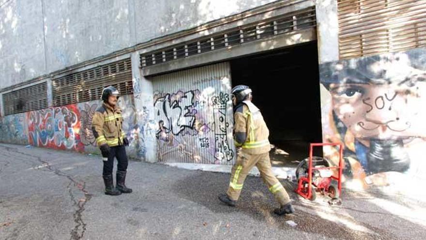 Los bomberos, en el lugar de los hechos // J. SANTOMÉ