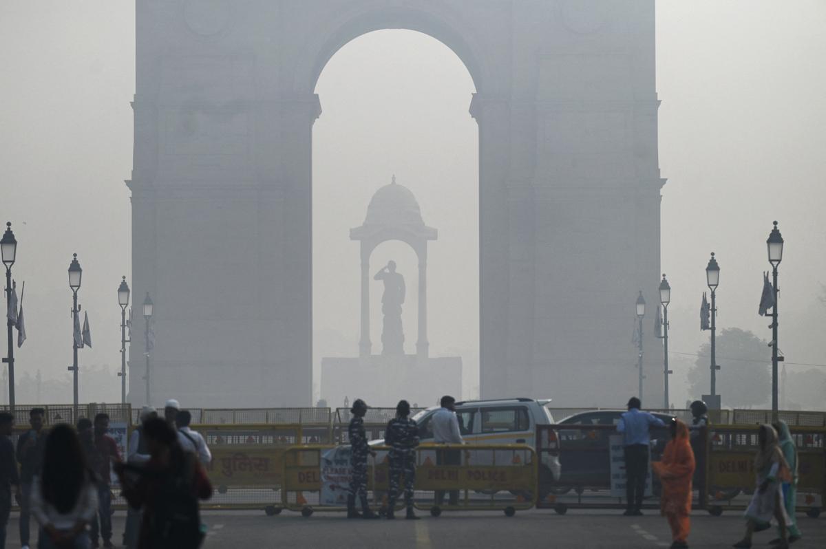 Nueva Delhi amanece bajo una intensa niebla