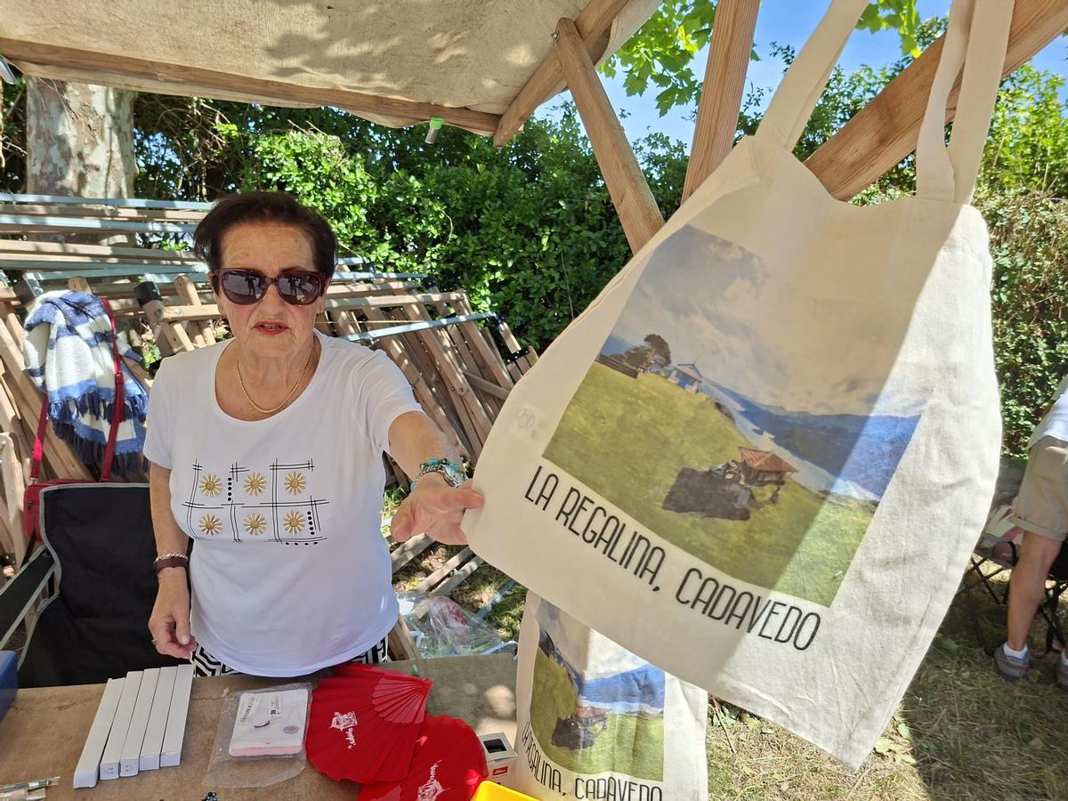 Maurita muestra una de las bolsas de tela de recuerdo.