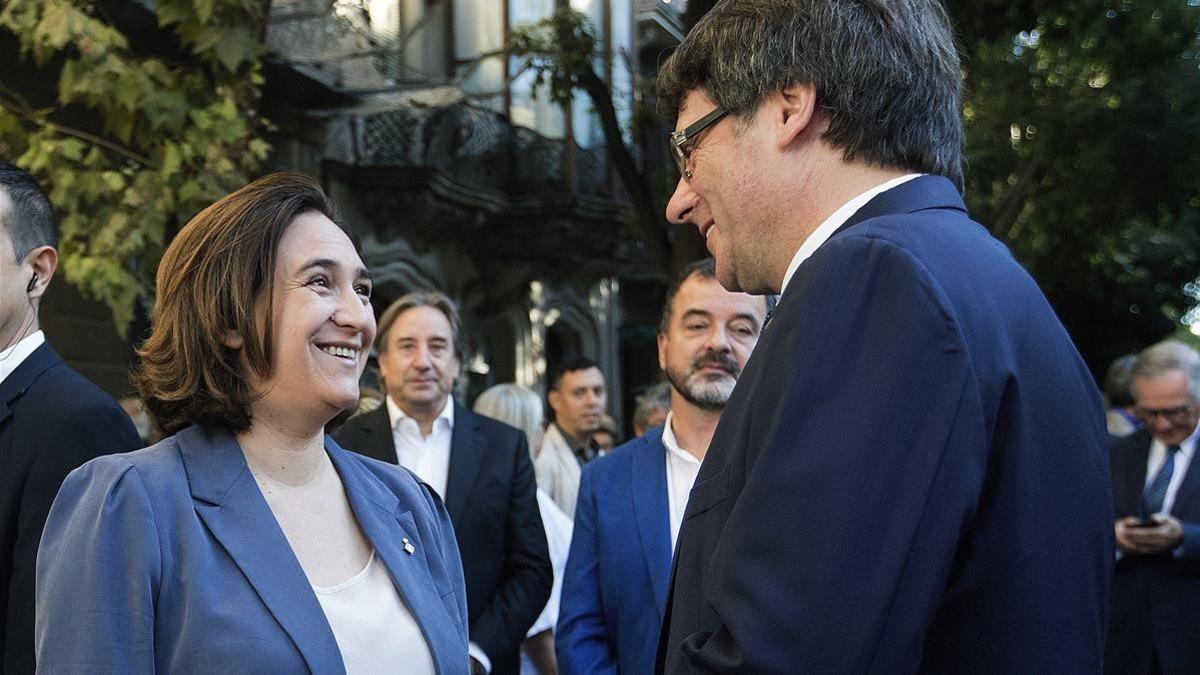 La alcaldesa Ada Colau y el president, Carles Puigdemont, conversan tras las ofrendas florales.