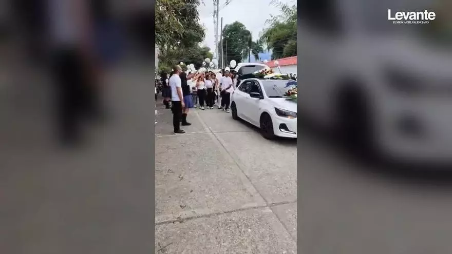 Vecinos del joven asesinado en el bar colombiano de Valencia acuden a su funeral en El Líbano