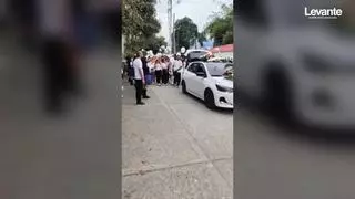 Los vecinos del joven asesinado en el bar colombiano de Valencia acuden a su funeral en El Líbano