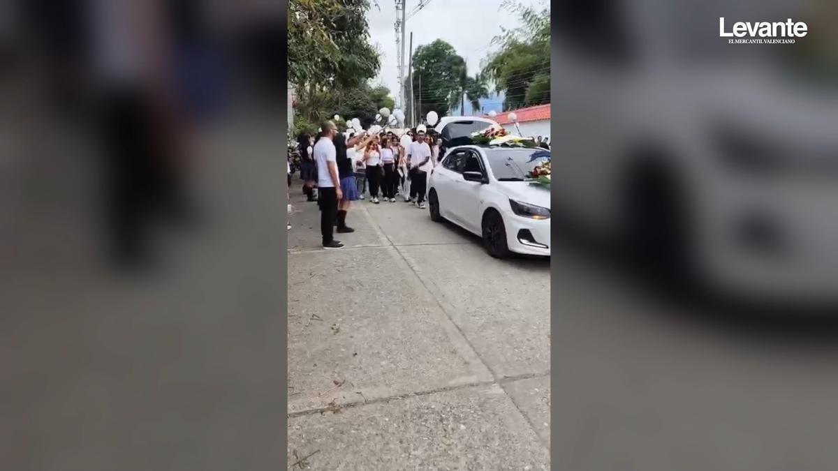 Vecinos del joven asesinado en el bar colombiano de Valencia acuden a su funeral en El Líbano