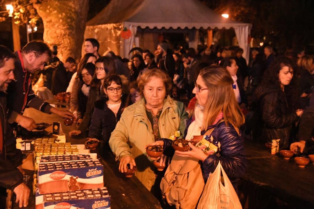 Música, talleres de decoración de calabaszas, cuentacuentos, una caravana de juegos populares, queimada... Así celebra su magosto la Ciudad Vieja.