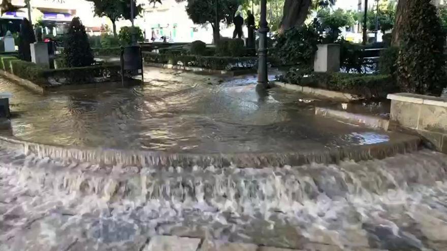 Revienta una tubería en la calle Victoria