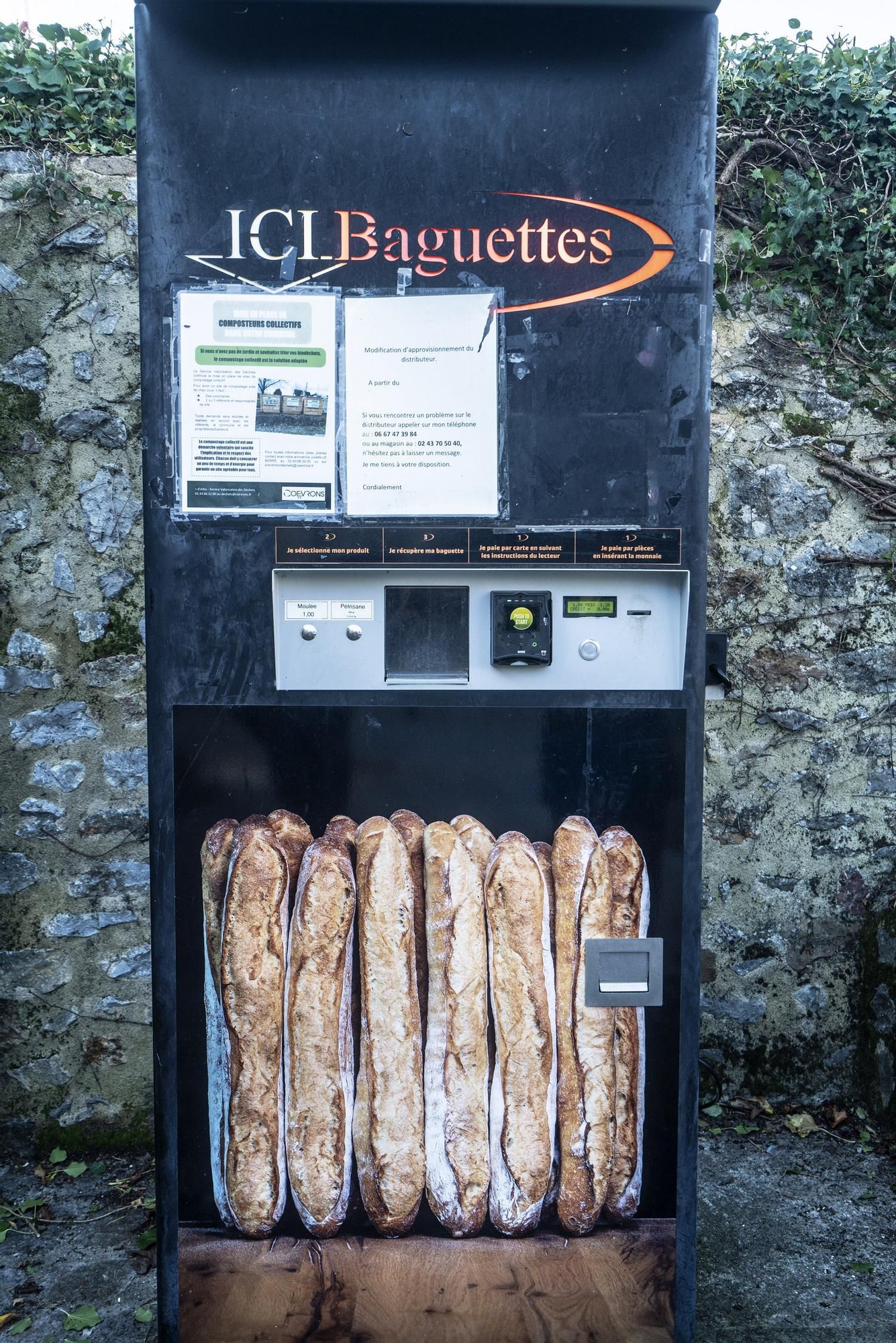 Máquina expendedora de baguettes en Saulges.