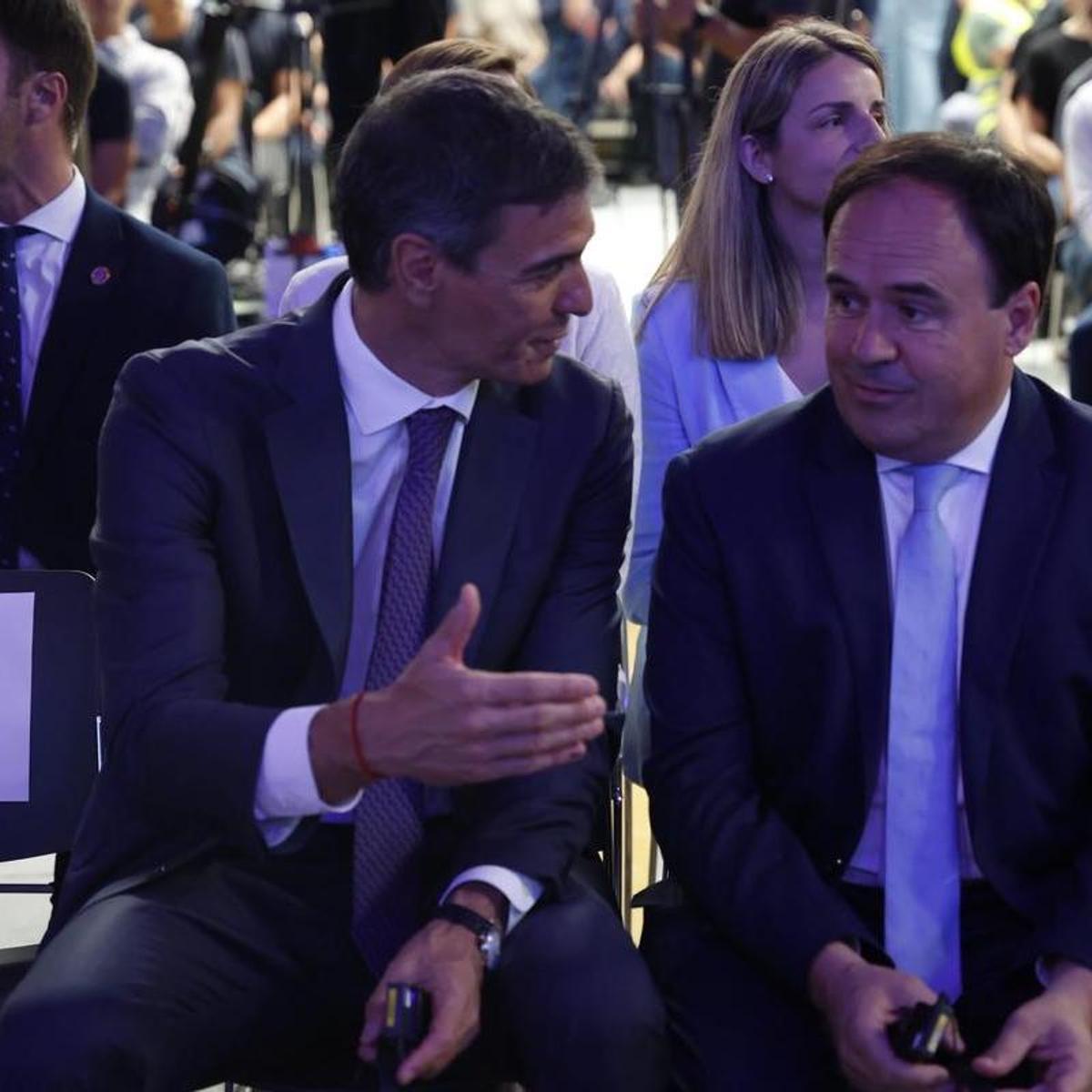 Pedro Sánchez y Juanfran Pérez Llorca en el anuncio del acuerdo entre Ford y Geely en la factoría de Almussafes.
