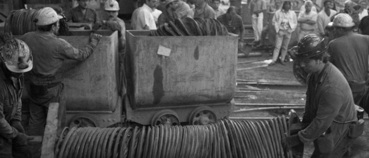 Sobre estas líneas, los mineros sacan tuberías de ventilación del pozo durante el rescate de los 14 fallecidos. A la izquierda, el traslado de una de las víctimas.