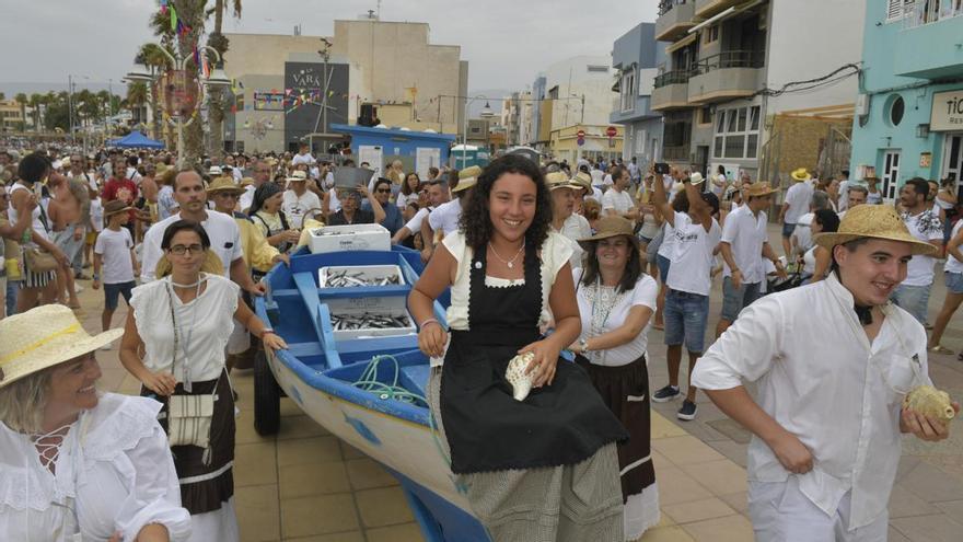 Arinaga celebra el 30 aniversario de La Vará del Pescao con el reparto de 1.200 kilos de sardinas