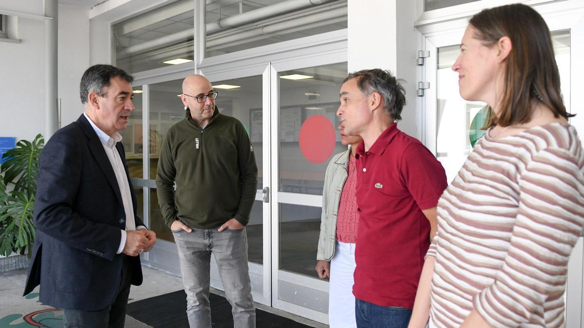 El conselleiro de Educación, Román Rodríguez, visitando el inicio de las obras de ampliación del instituto Lamas de Abade (Santiago).
