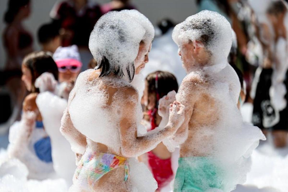 Colchonetas, fiesta de la espuma, espectáculo de magia y talleres: Todas las imágenes de la jornada de las Festes de la Terra protagonizada por los vecinos más pequeños Colchonetas, fiesta de la espuma, espectáculo de magia y talleres: Todas las imágenes de la jornada de las Festes de la Terra protagonizada por los vecinos más pequeños