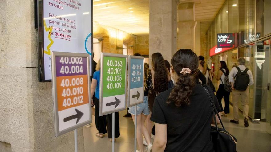 «El primer examen de la selectivitat ha estat un regal»: els alumnes passen dels nervis a l’alleujament en l’arrencada de les  PAU