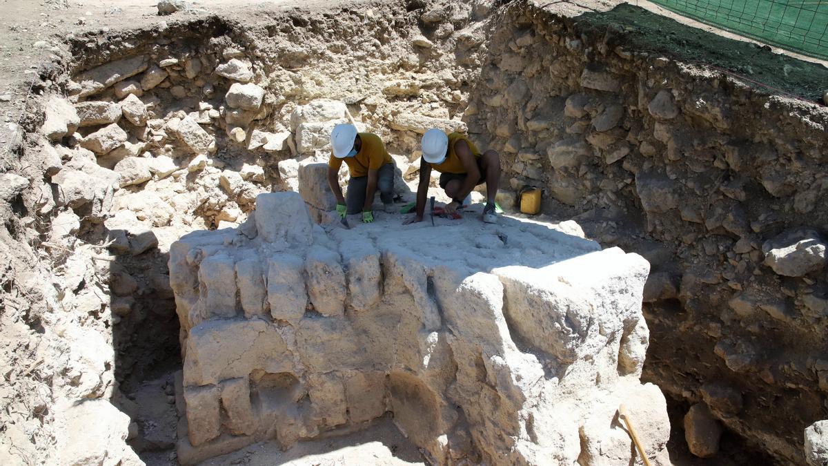 Trabajos arqueológicos en la Plaza de Armas de Medina Azahara