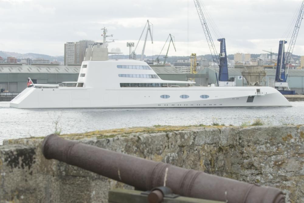 El megayate ''A'', en su entrada en A Coruña