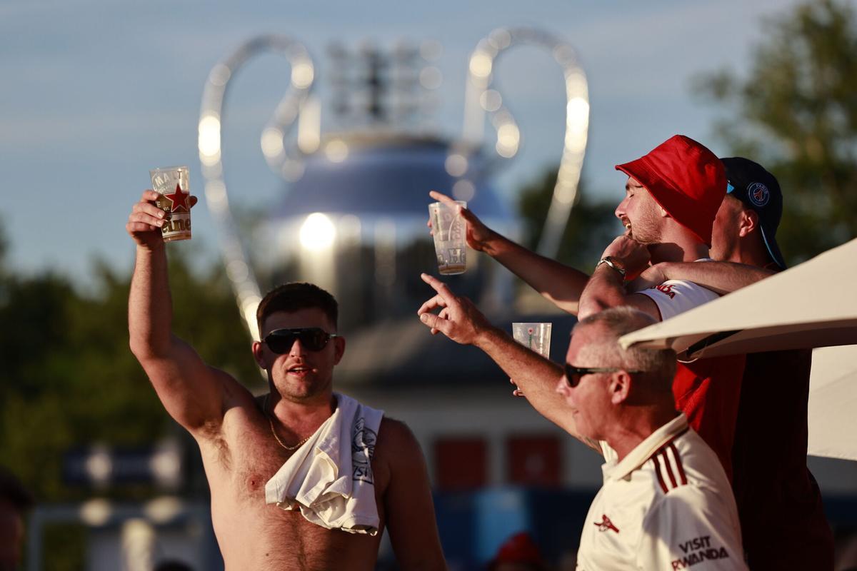 BUDAPEST (Hungary), 29/05/2026.- Arsenal supporters attend the UEFA Champions festival at the Heroes Square in Budapest, Hungary, 29 May 2026. PSG will face Arsenal on 30 May in their UEFA Champions League Final in Puskas Arena in Budapest. (Liga de Campeones, Hungría) EFE/EPA/ANNA SZILAGYI
