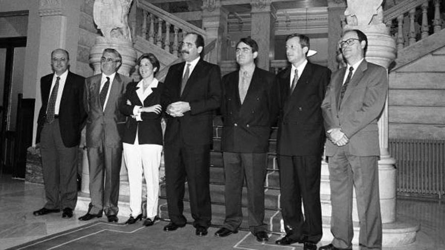 el gobierno de marqués. En 1995 Asturias estrenó su, hasta el momento, único Gobierno del PP. Por la izquierda, Juan José Tielve (Fomento), Juan Alsina (Economía), María Victoria Rodríguez (Cultura), Sergio Marqués, Ramón García Cañal (Vicepresidencia), Luis Peláez (Agricultura) y Antonio Cueto (Servicios Sociales). | archivo