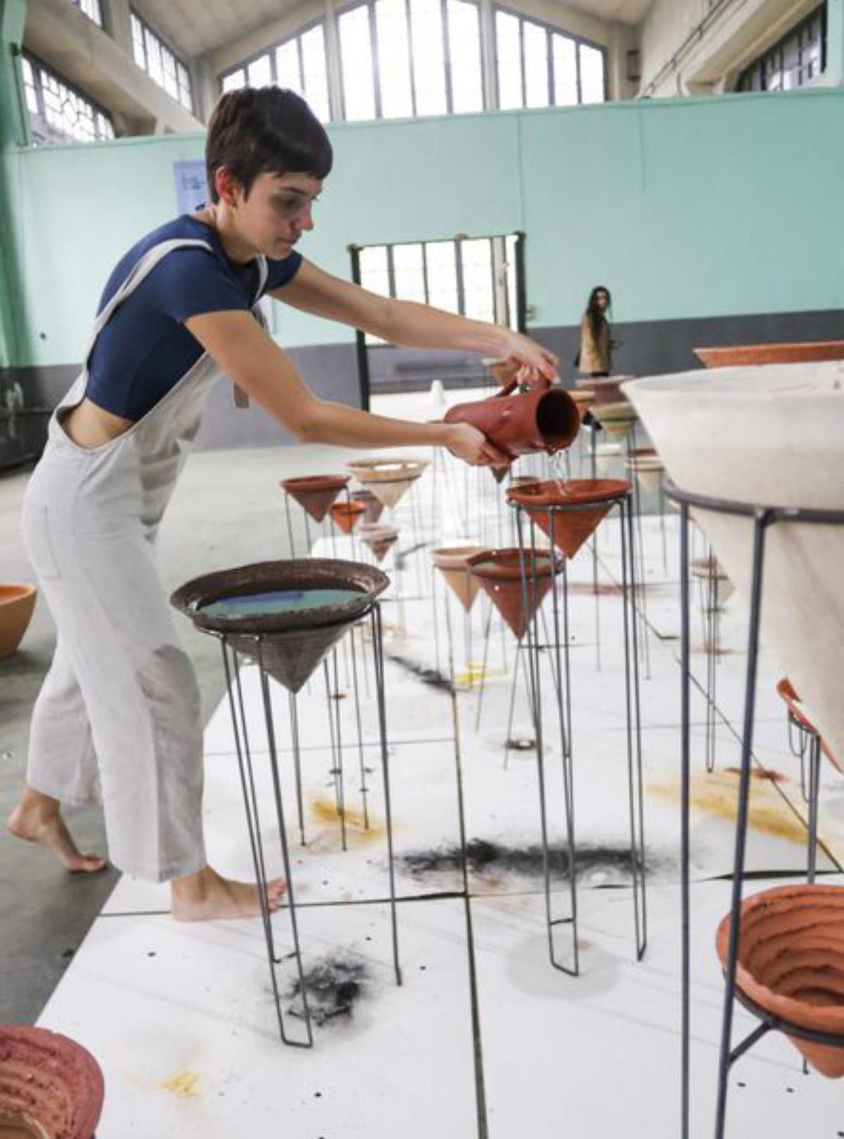 Alfonso Palacio, a la izquierda, y Federico Granell posan ante «Ofrenda floral» en el jardín del Bellas Artes. | SPAO