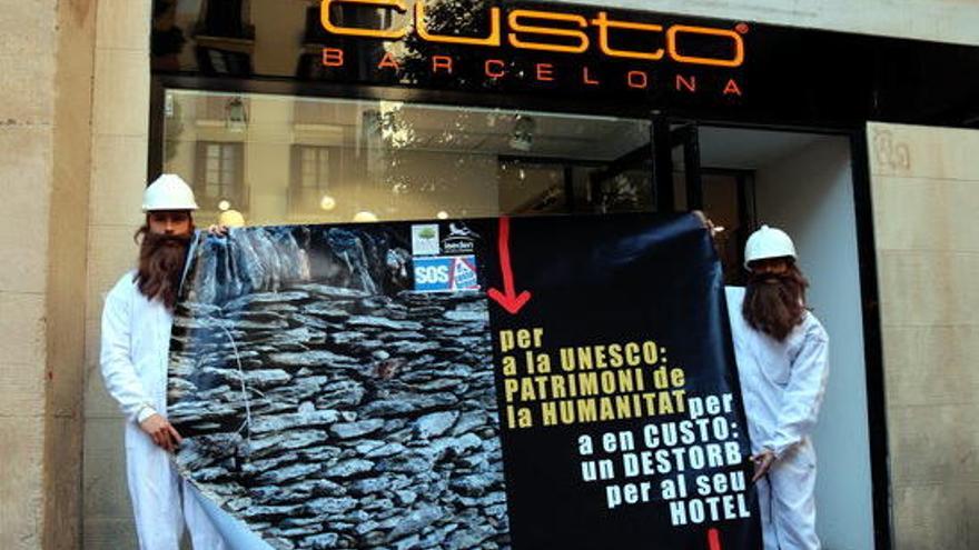 L&#039;acció de SOS Costa Brava davant la botiga de Custo a la plaça del Pi de Barcelona.