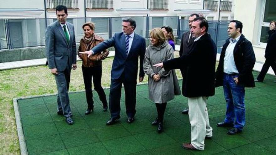 Los responsables institucionales, en la cocina del centro infantil.