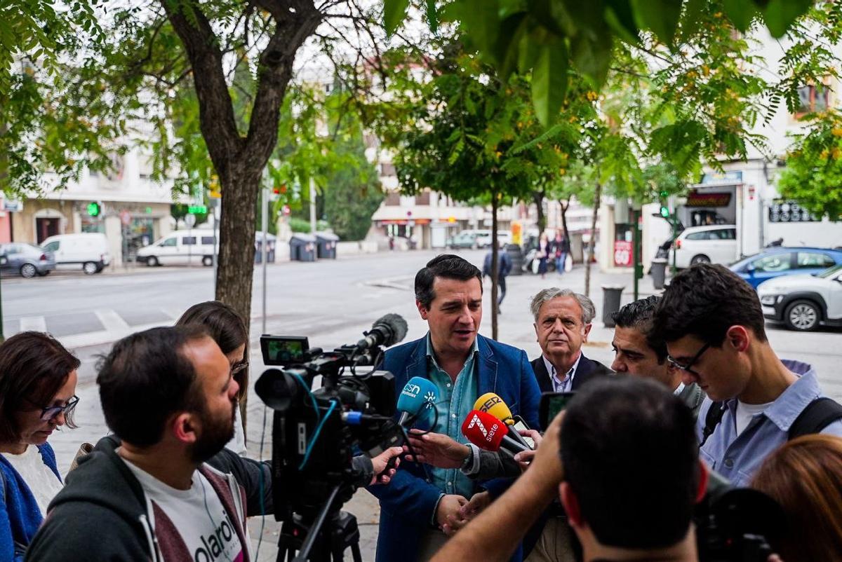 José María Bellido, candidato del PP a la Alcaldía de Córdoba, en la rueda de prensa de las Ollerías.